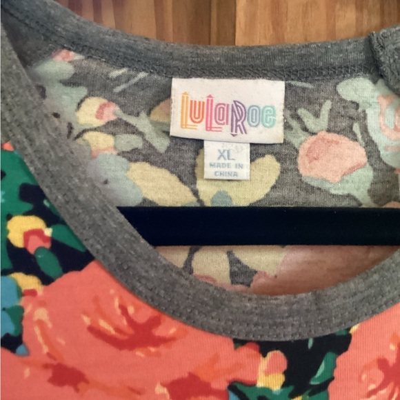 LuLaRoe Randy shirt with raglan sleeves, beautiful floral! - Picture 2 of 4